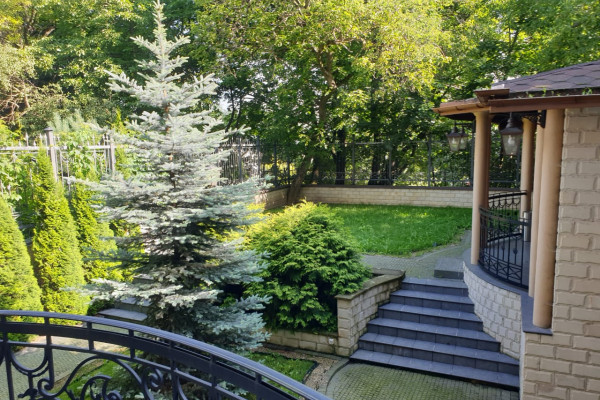 Отдельно стоящее здание в историческом центре Львова